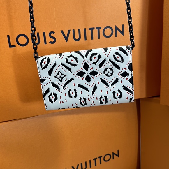 💎✨BEAUTIFUL✨💎 Authentic Twist Chain Louis Vuitton: Timeless Elegance - Picture 3 of 15